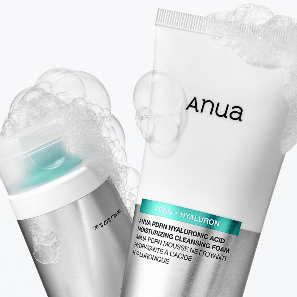 Anua PDRN Hyaluronic Acid Moisturizing Cleansing Foam — мягкая очищающая пенка, которая не сушит кожу.