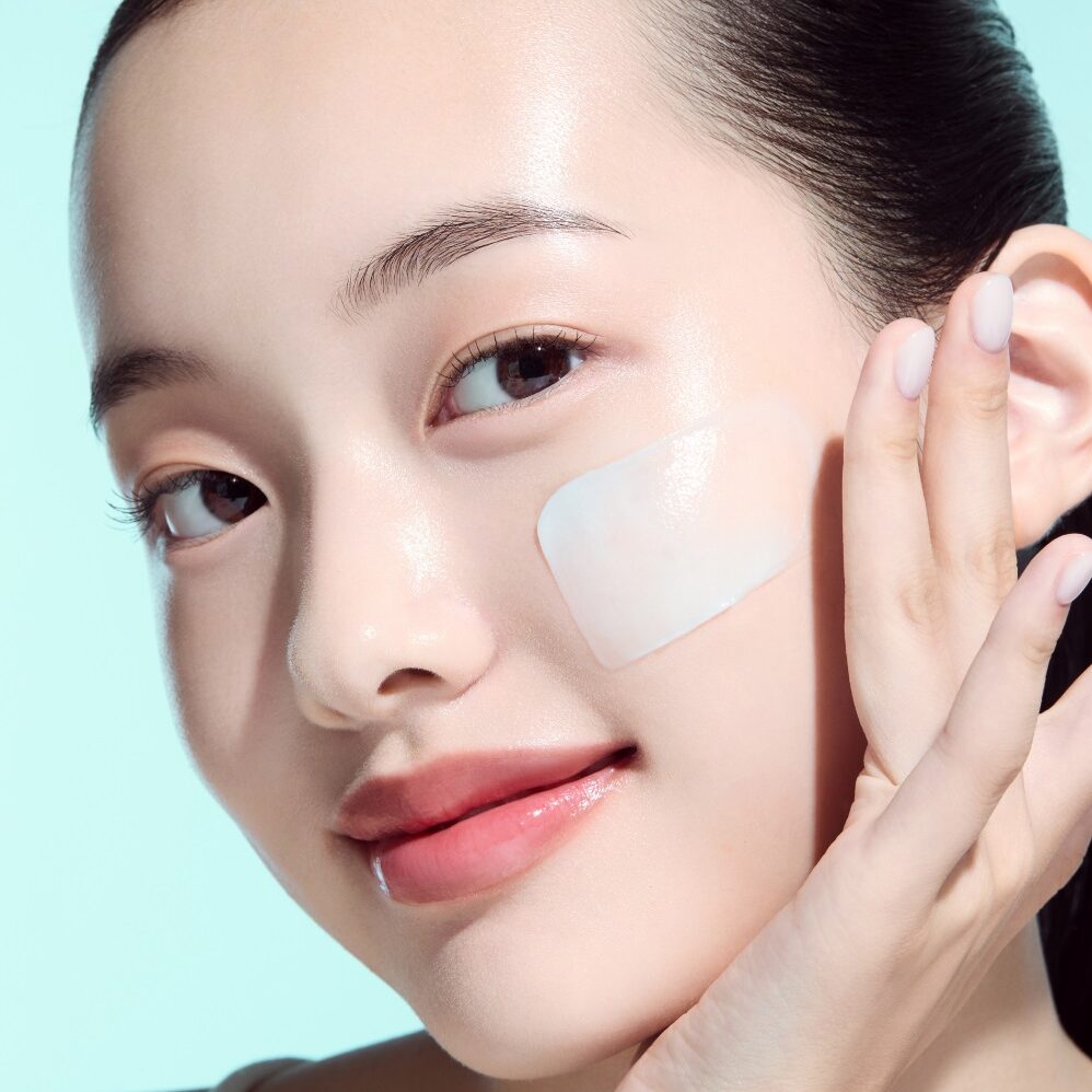 Использование пенки Anua PDRN Hyaluronic Acid Moisturizing Cleansing Foam в качестве минутной экспресс-маски перед умыванием.