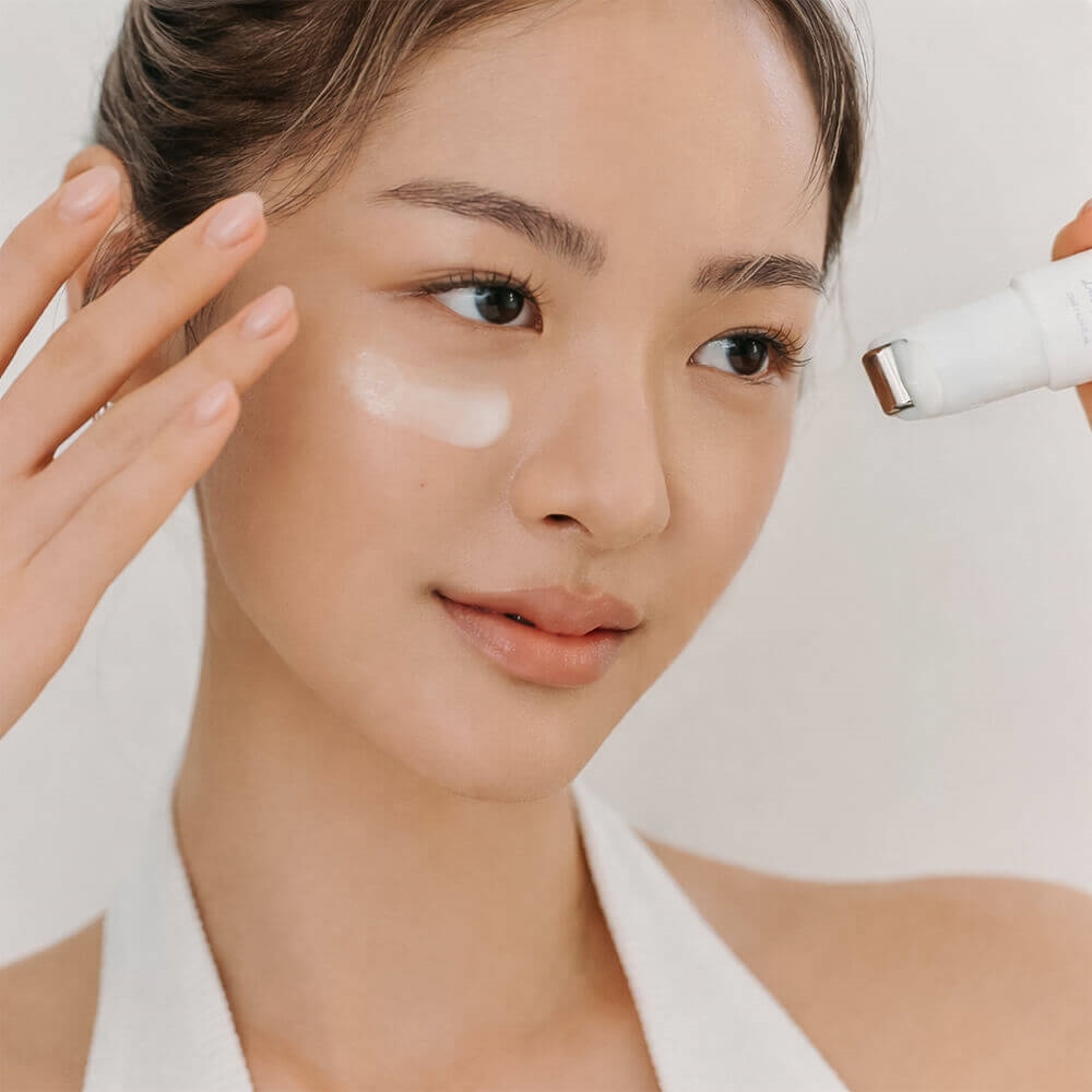 Способ применения ретиноловой сыворотки для глаз Dr. Althea с массажным роллером.