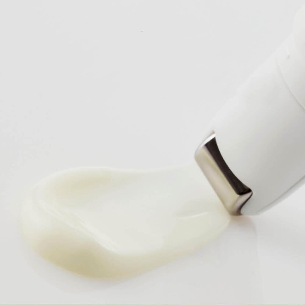 Текстура ретиноловой сыворотки для глаз Dr. Althea Retinol Flat Iron Eye Roller с металлическим массажным роллером.