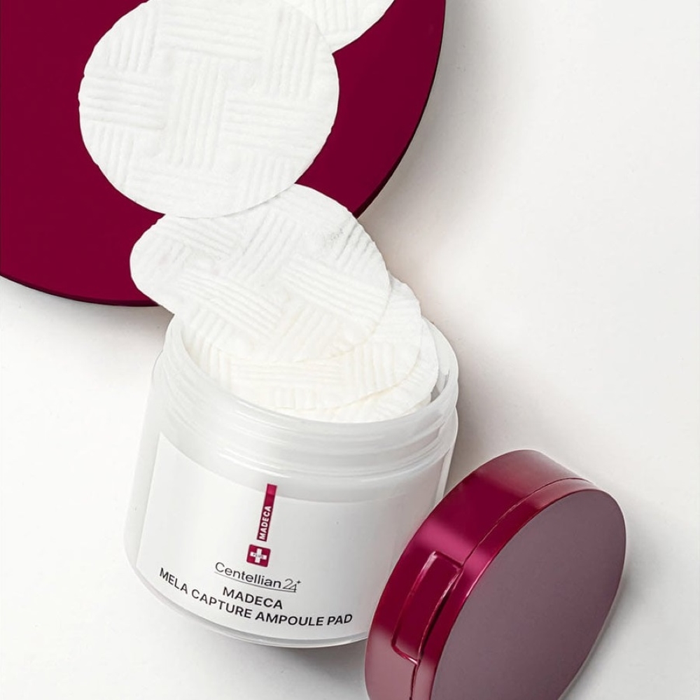 Текстура осветляющих пэдов Centellian24 Madeca Mela Capture Ampoule Pad с рельефным тиснением для глубокого очищения.