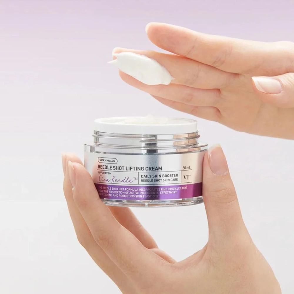 VT Cosmetics Reedle Shot Lifting Cream modelleeriva näokreemi rikkalik tekstuur sõrmede vahel.