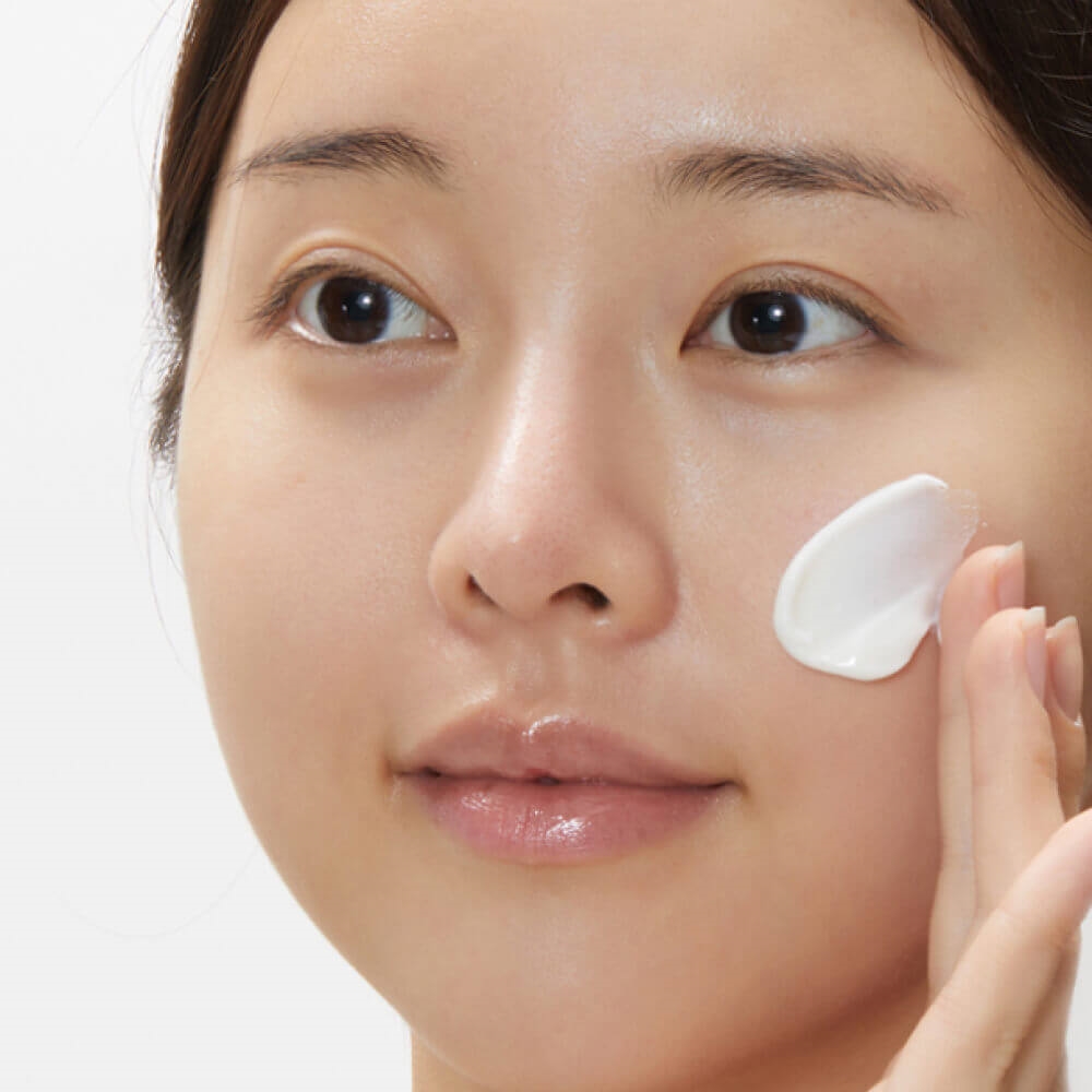 VT Cosmetics Reedle Shot Lifting Cream lifting-kreemi pealekandmine näole.