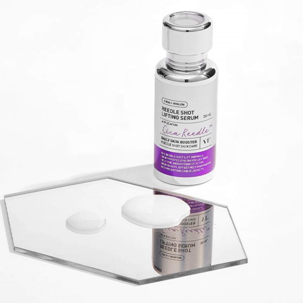 Modelleeriv lifting-näoseerum VT Cosmetics Reedle Shot Lifting Serum (30 ml) flakoon ja toote tekstuur peeglil.