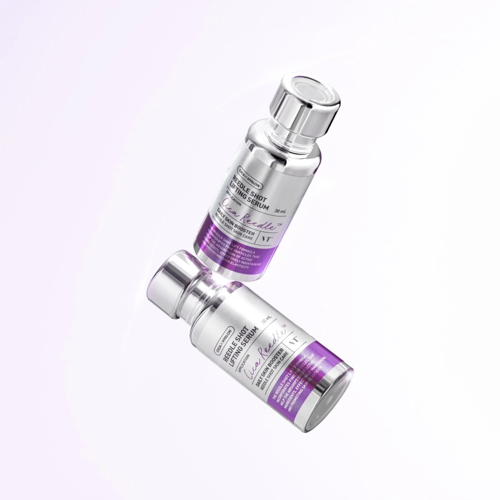 Kaks korea lifting-näoseerumi VT Cosmetics Reedle Shot Lifting Serum (30 ml) flakooni lendlemas heledal lillakal taustal.