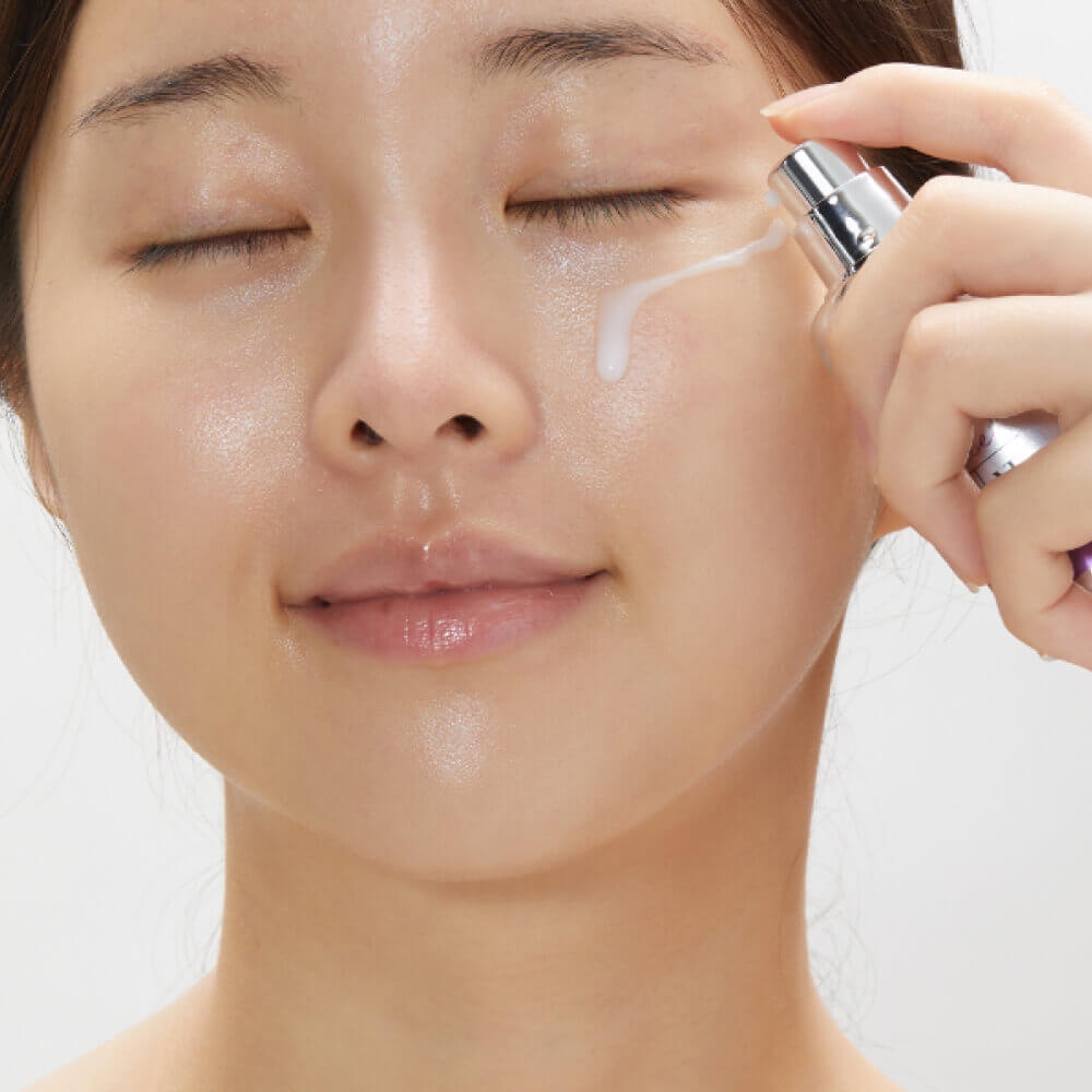 Modelleeriva näoseerumi VT Cosmetics Reedle Shot Lifting Serum pealekandmine näole pinguldava efekti ja naha sära saavutamiseks.